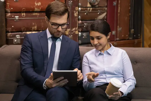 Diverse zakenmensen werken aan de computer bespreken ideeën — Stockfoto