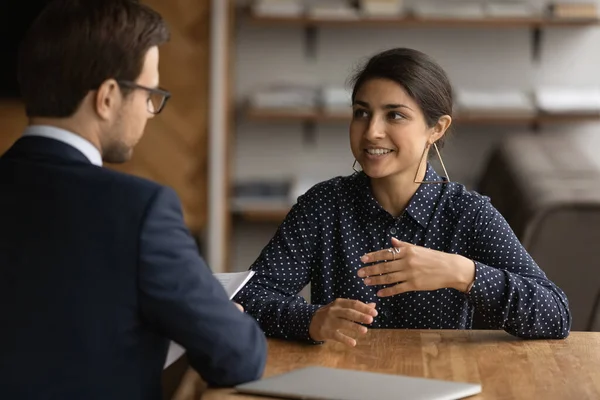Självsäker indisk kvinna pratar med arbetsgivaren vid intervjun — Stockfoto