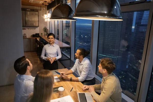 Multiraciala kollegor pratar brainstorm på kontorsmöte — Stockfoto