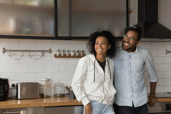 Feliz pareja biracial soñando en la nueva cocina casera —  Fotos de Stock