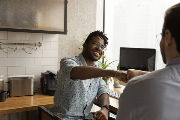 Sonriendo amigos masculinos multirraciales saludo en la reunión — Foto de Stock