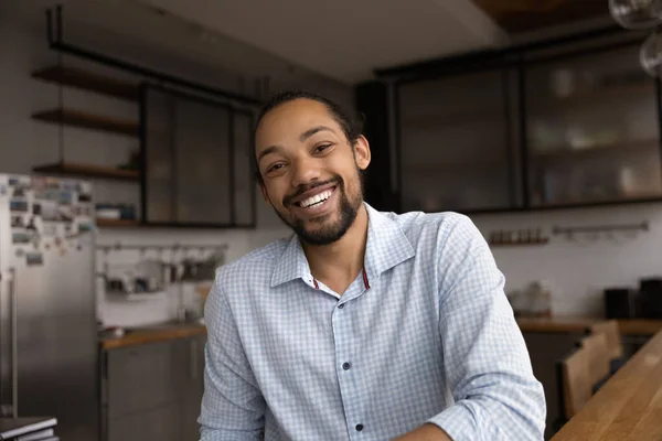 Портрет улыбающегося расового мужчины на видео-вызове — стоковое фото