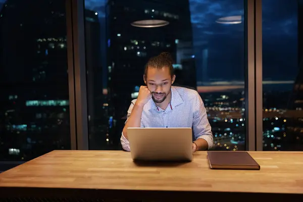 Afro-Amerikaanse mannelijke werknemer werken in het kantoor late uren — Stockfoto