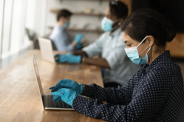 Empleada en equipo médico trabaja en la computadora en la oficina — Foto de Stock