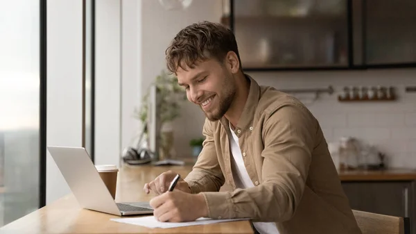 Banner syn på leende man arbete online på bärbar dator — Stockfoto