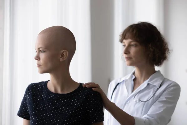 Pflegende Ärztin tröstet depressive junge Krebskranke — Stockfoto