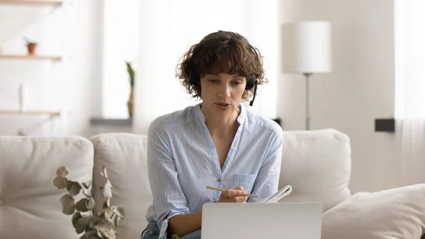 Focused lady in headset learn on distance via video conference — Stock Photo, Image