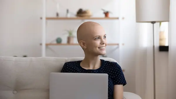 Femme étonnante malade avec le cancer regarder de côté de l'écran PC — Photo