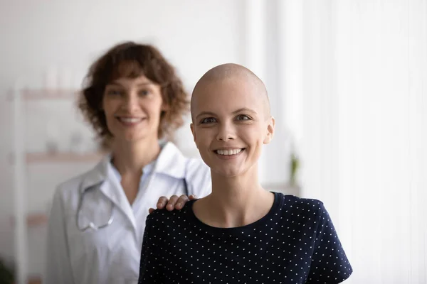 Happy woman recovering from cancer smiling oncologist looking at camera — Stock Photo, Image