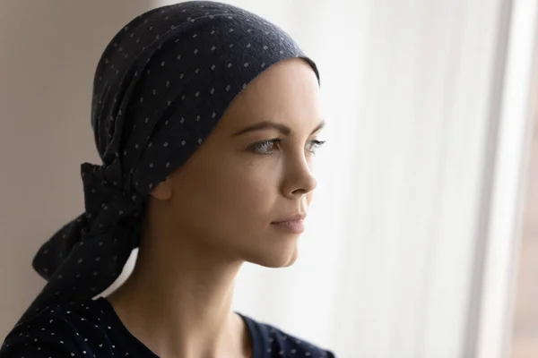 Dáma v hlavě šátek boj s rakovinou plán budoucí život — Stock fotografie