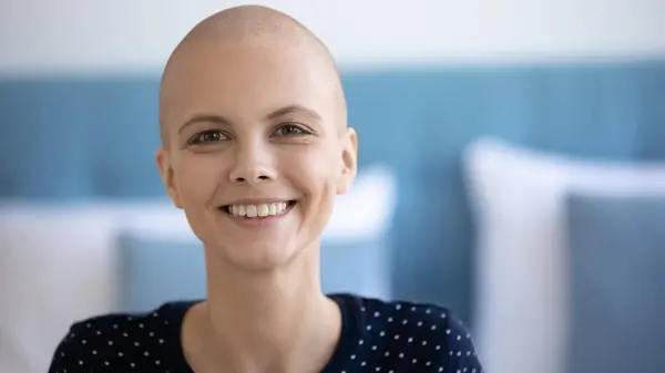 Mulher sorridente tendo oncologia olhar para a câmera motivada para sobreviver — Fotografia de Stock