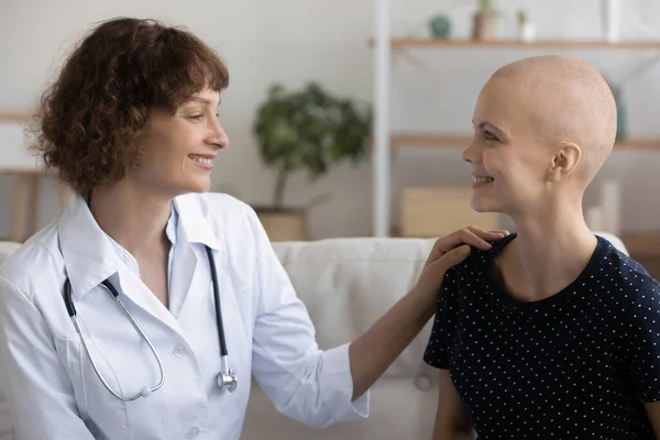 Oncóloga doctora consultando a una mujer joven que recibe tratamiento contra el cáncer. — Foto de Stock