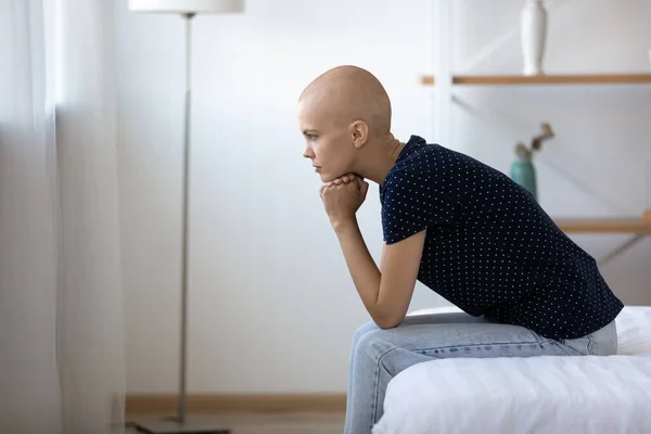 Mujer joven pensativa con la cabeza calva reflexionar sobre el tratamiento del cáncer — Foto de Stock