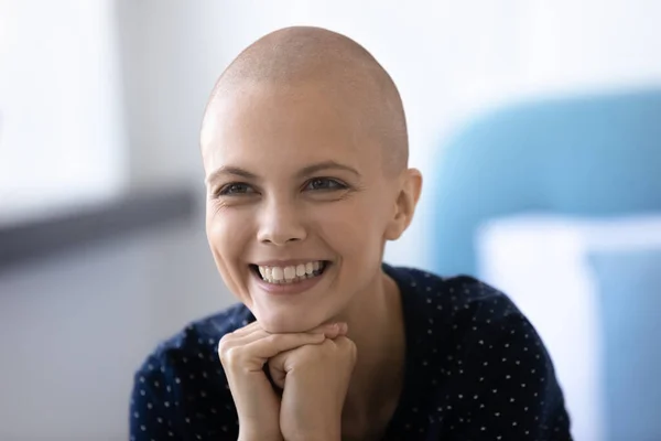 Ridere giovane paziente malato di cancro donna felice di andare in remissione — Foto Stock