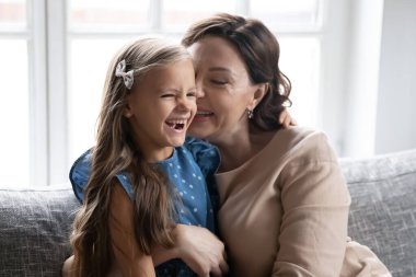 Mutlu büyük anne ve küçük torunun kucaklaşması.