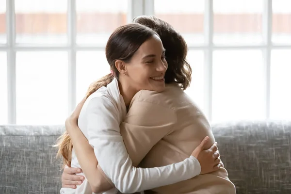 Close up affettuoso adulto figlia abbracciare madre di mezza età — Foto Stock