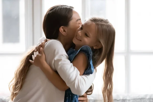 Fechar a mãe feliz e adorável pequena filha abraçando — Fotografia de Stock