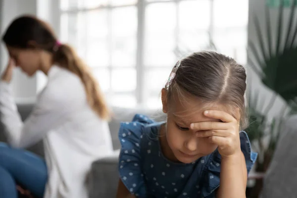 Gros plan bouleversé petite fille et mère s'ignorant mutuellement — Photo