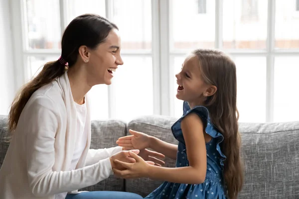 Närbild överlycklig mor och liten dotter spelar Patty tårta — Stockfoto