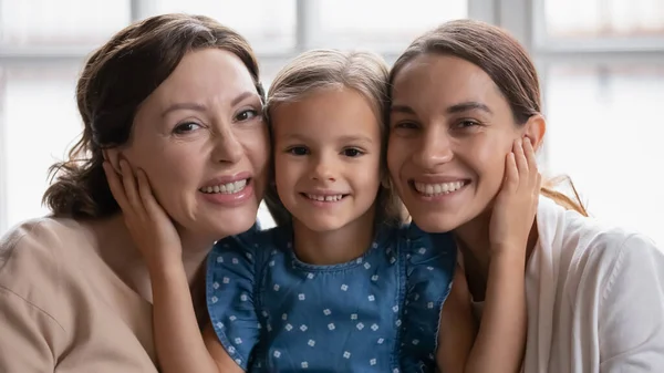 Retrato de tiro na cabeça sorrindo três gerações de mulheres posando juntas — Fotografia de Stock