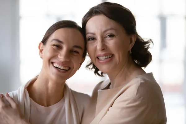 Головний знімок портрет усміхненої матері середнього віку і дорослої дочки — стокове фото