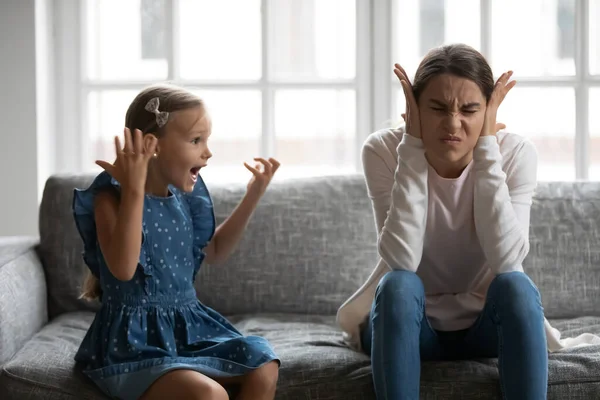 De cerca madre molesta cubriendo oídos, problema con la hija ruidosa — Foto de Stock