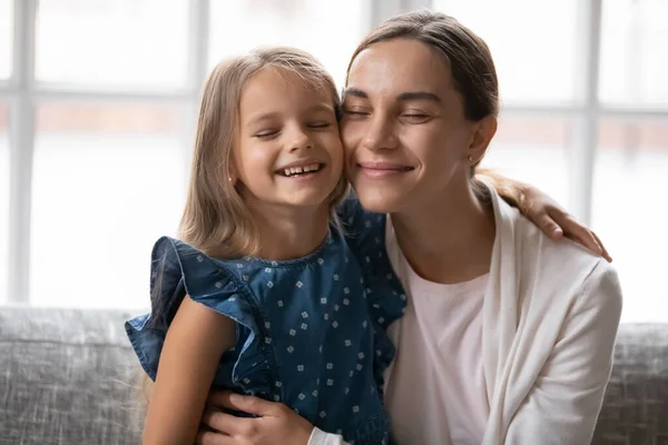 Huvudet sköt glad mor och liten dotter röra kinderna — Stockfoto