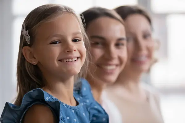 Kopfschuss Porträt lächelndes kleines Mädchen mit Mutter und Großmutter — Stockfoto