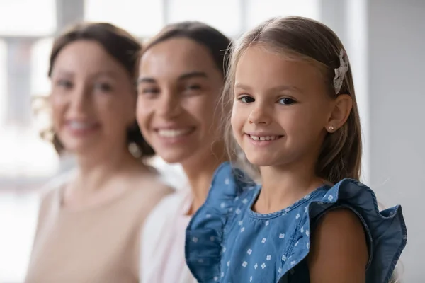 Retrato de tiro na cabeça feliz três gerações de mulheres, processo de envelhecimento — Fotografia de Stock