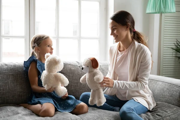 Gros plan mère et petite fille jouant avec des jouets moelleux — Photo