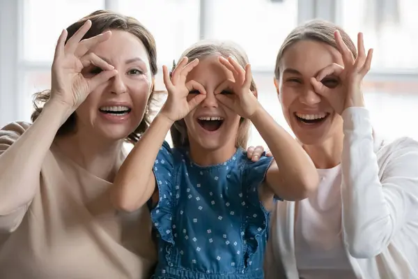 Голова снимок портрет счастливая смешная девушка с матерью и бабушкой — стоковое фото