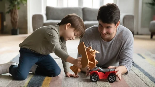 Gros plan heureux père et petit garçon jouant avec des jouets — Photo