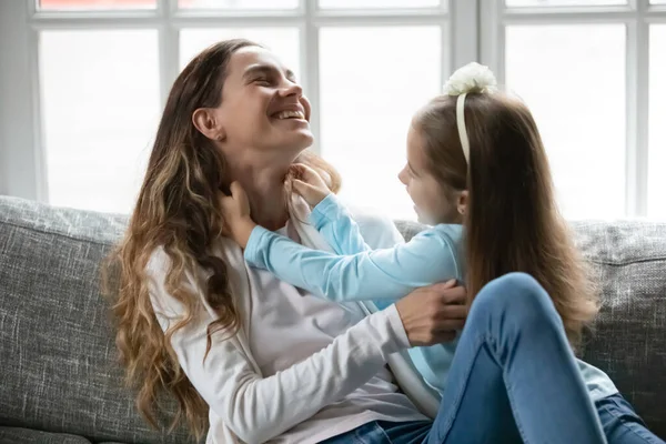 Alegre madre e hija pequeña abrazos, cosquillas, divertirse — Foto de Stock