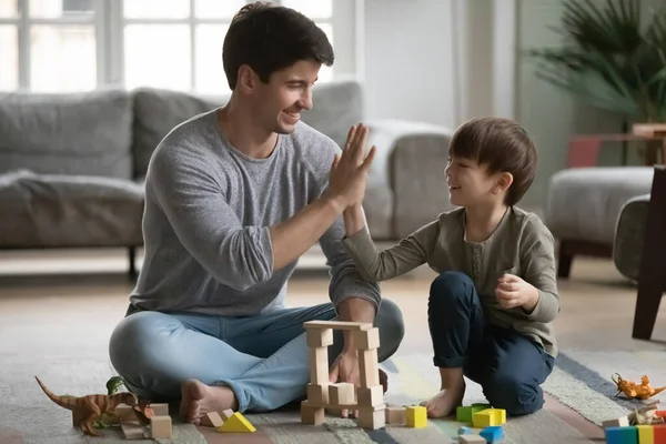 Gros plan heureux père et petit fils donnant haute cinq — Photo