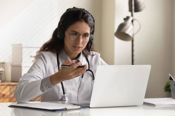 Vrouwelijke arts hebben online overleg op de computer — Stockfoto