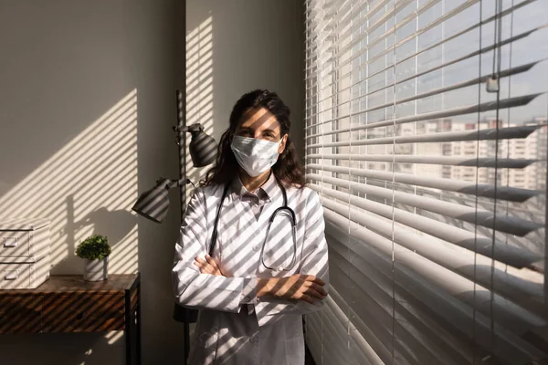 Retrato de doctora en máscara facial médica — Foto de Stock