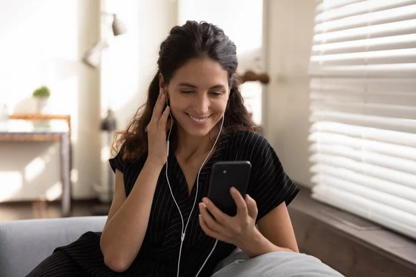 Mulher sorridente conversa sobre videochamada no smartphone — Fotografia de Stock