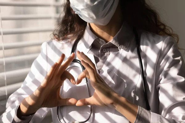 El primer plano de la doctora muestra el gesto del corazón — Foto de Stock