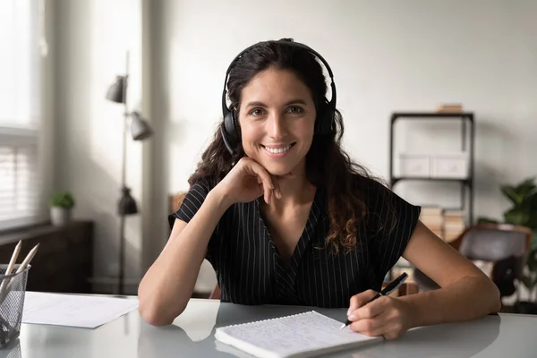 Portret van lachende vrouw in hoofdtelefoon studie online — Stockfoto