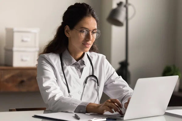 Sorridente lavoro medico femminile sul computer in ospedale — Foto Stock