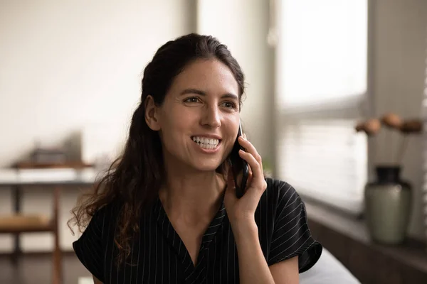 Leende kvinna prata har trevlig mobiltelefon prata — Stockfoto