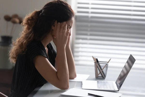 Moe vrouw lijden aan hoofdpijn overweldigd met computer werk — Stockfoto