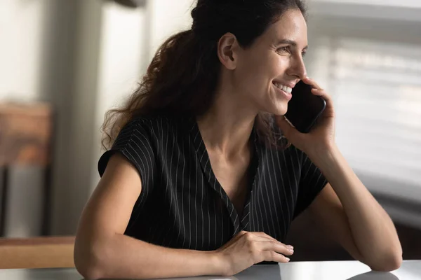 Sonriente mujer tener agradable teléfono celular hablar en gadget — Foto de Stock