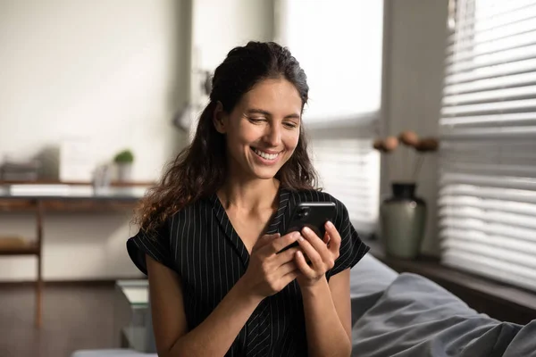 Sorridente giovane donna utilizzare smartphone shopping online — Foto Stock