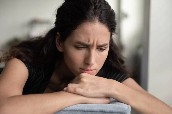 Mujer joven infeliz se siente deprimida sola en casa — Foto de Stock