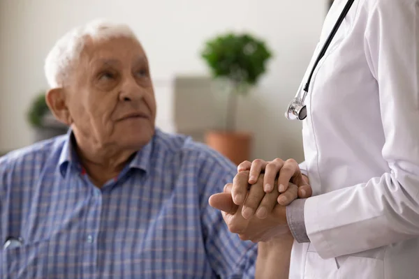 Nahaufnahme einer Krankenschwester unterstützt einen älteren männlichen Patienten — Stockfoto