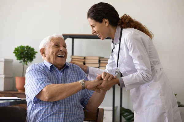 Cuidar el apoyo médico femenino y animar al anciano — Foto de Stock