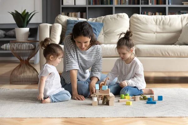 Zorgzame mam spelen met kleine dochter in gezellige huis — Stockfoto