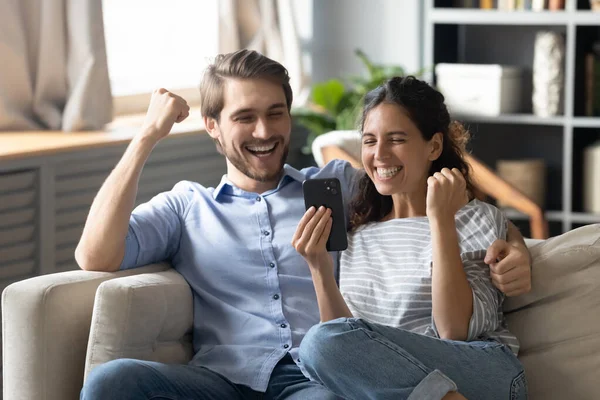 Pareja muy alegre celebrar buen mensaje en el teléfono celular — Foto de Stock