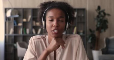 Afrikalı kadınlar video uygulaması kullanarak interlocutor ile konuşurken kulaklık takıyor